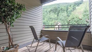 Condo, 2 Bedrooms | Property grounds