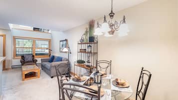Condo, 2 Bedrooms | Dining