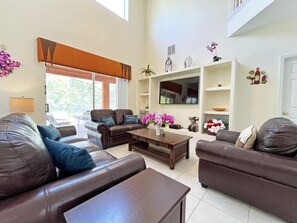 House, 6 Bedrooms | Living area
