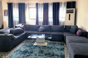 Living area - Spacious and Charming Luxury Accommodation (Lomé)