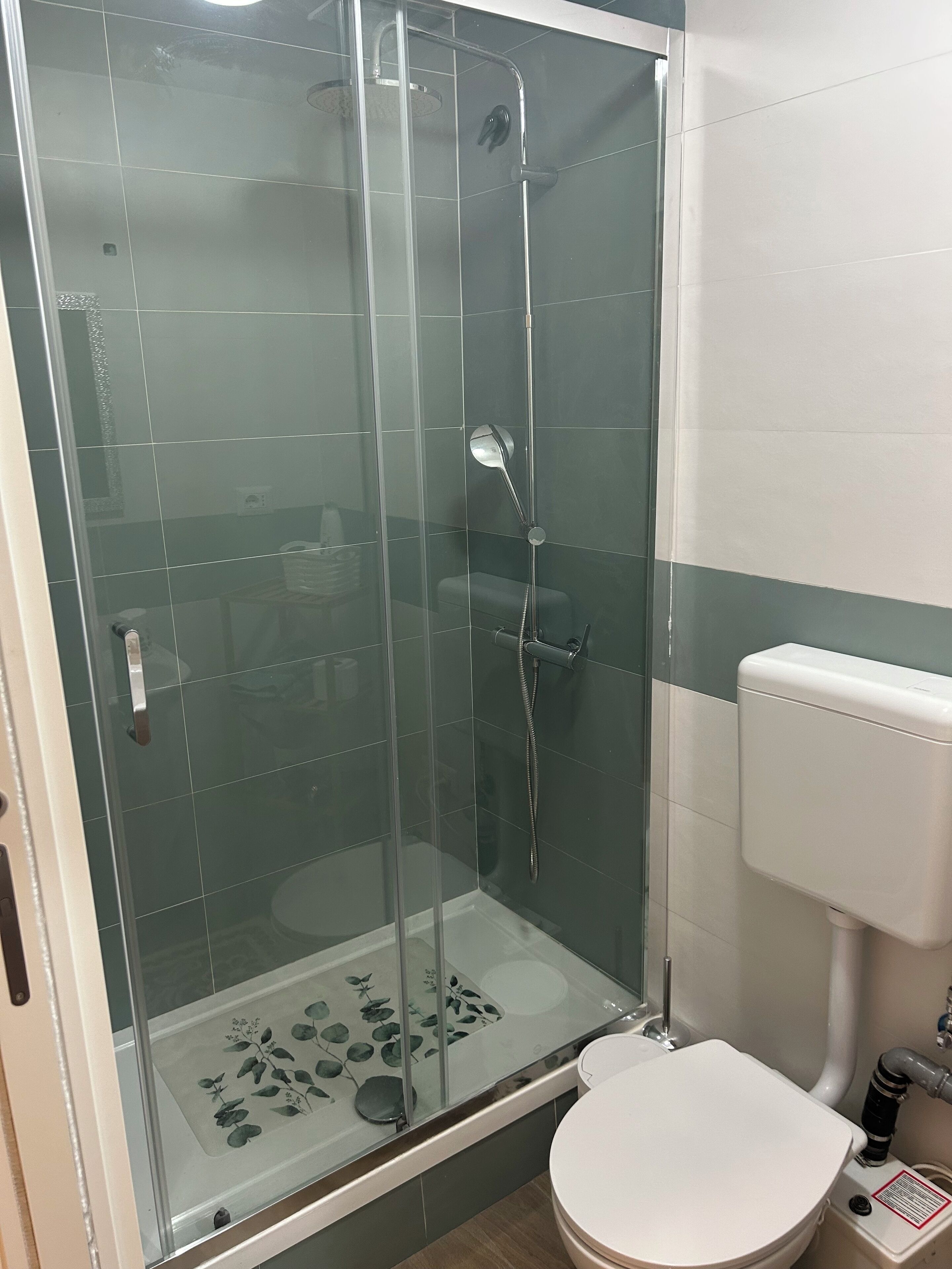 Haartrockner, Handtücher, Seife, Toilettenpapier