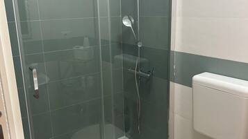 Haartrockner, Handtücher, Seife, Toilettenpapier