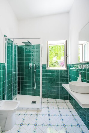 Haartrockner, Bademäntel, Hausschuhe, Bidet