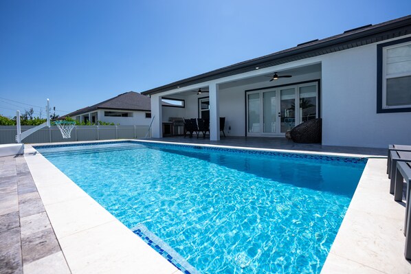A heated pool - Luxury 4BR Entertainment house w/ Pool and Boat/RV parking (cape coral)