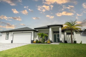 Exterior - Luxury 4BR Entertainment house w/ Pool and Boat/RV parking (cape coral)