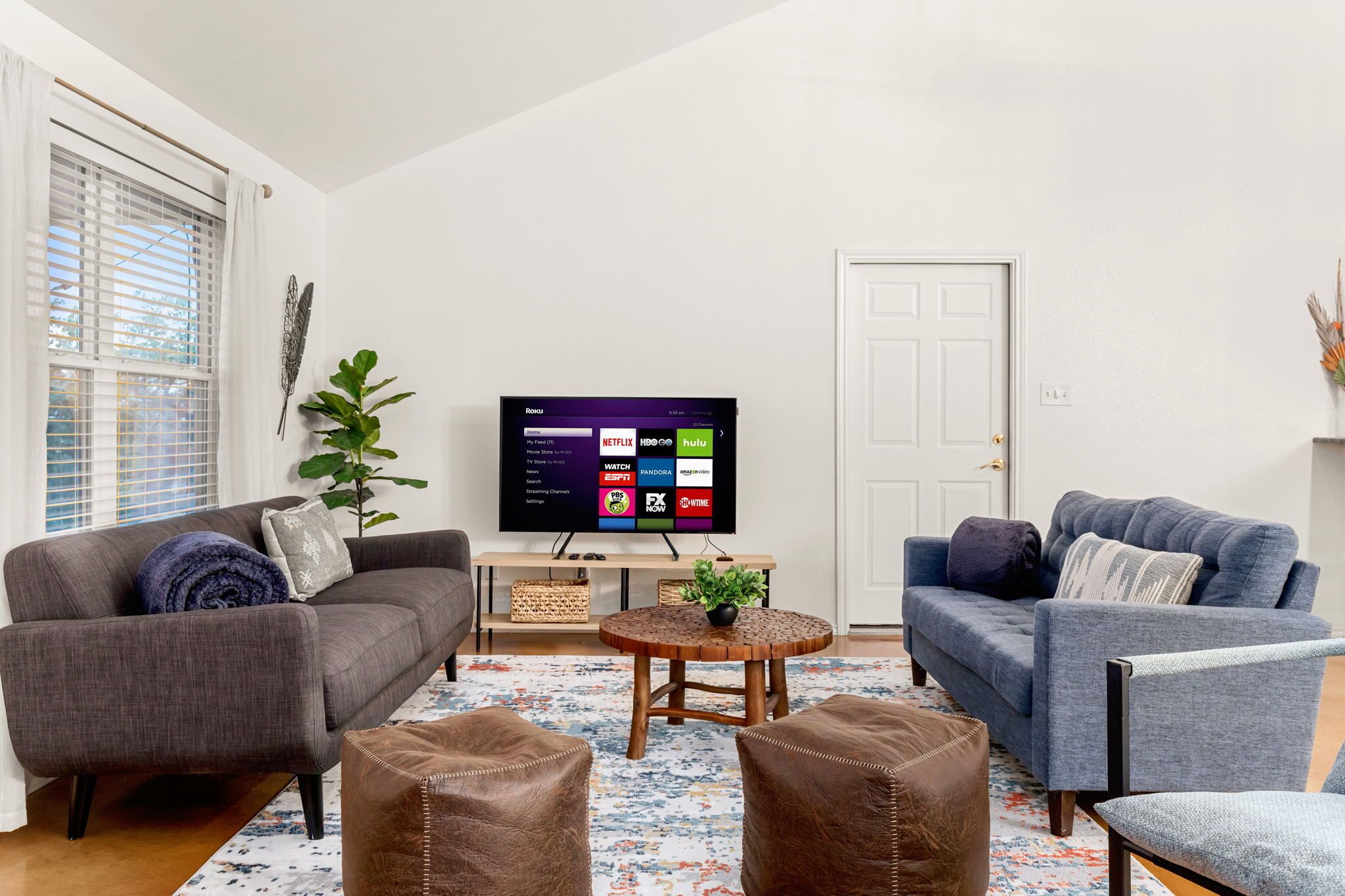 Smart TV, videojuegos, futbolito, mesa de ping pong