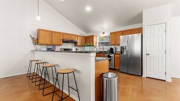 Refrigerador, microondas, horno, placa de cocina