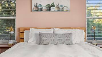 3 slaapkamers, een strijkplank/strijkijzer, reisbedje, gratis wifi