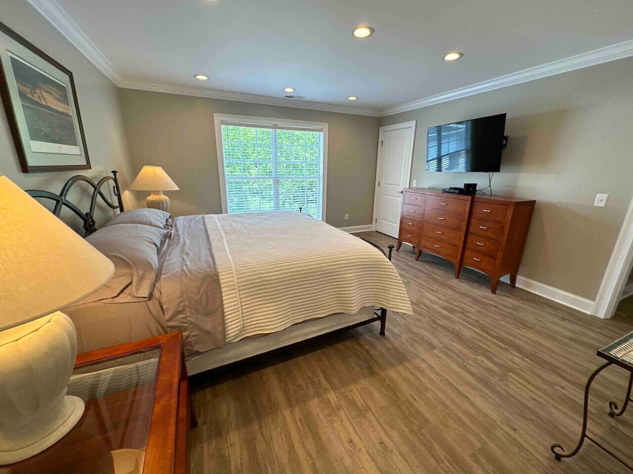 4 bedrooms, desk, iron/ironing board, free WiFi