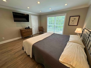 4 bedrooms, desk, iron/ironing board, free WiFi