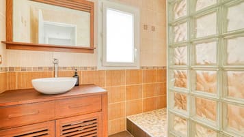 Een douche, een haardroger, handdoeken, zeep