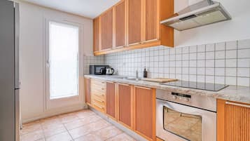 Een koelkast, een microgolfoven, een oven