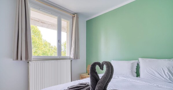 2 bedrooms, iron/ironing board, free WiFi, bed sheets