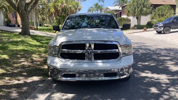 Un pick-up bianco parcheggiato in una strada residenziale.