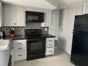 Réfrigérateur, micro-ondes, four, plaque de cuisson