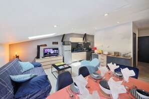 TV - Le Barral - Two Bedroom Apartment, Sleeps 6 (Castres)