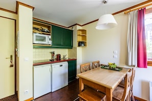 Fridge, microwave, dishwasher, coffee/tea maker