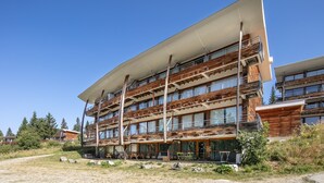 A multi-story hotel with a modern design, featuring balconies and large windows. - Le Silène - Appt pour 6 (Chamrousse)