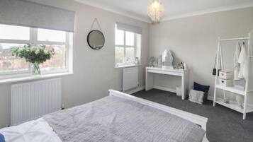 4 bedrooms, iron/ironing board, WiFi, bed sheets
