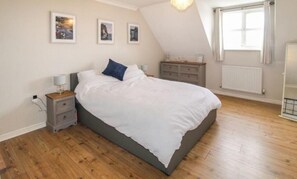 4 slaapkamers, een strijkplank/strijkijzer, wifi, beddengoed