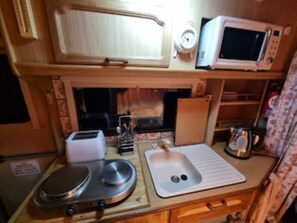 Kjøleskap, mikrobølgeovn, vannkoker og brødrister