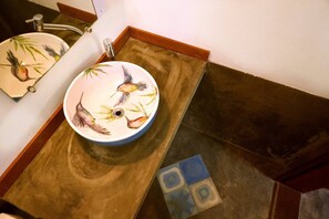 Chuveiro, toalhas de banho, sabonete, papel higiênico