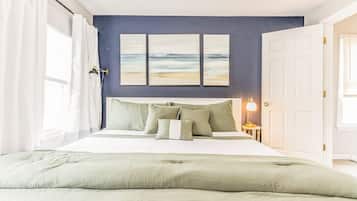 4 habitaciones, escritorio y tabla de planchar con plancha