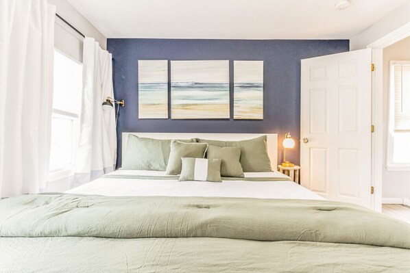 4 makuuhuonetta, työpöytä, silitysrauta/-lauta, vauvan matkasänky