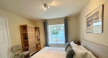 Cosy Country Cottage overlooking its garden and countryside