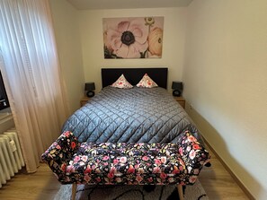 2 bedrooms, iron/ironing board, free WiFi