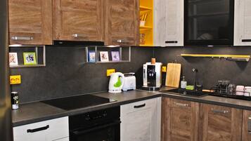 Refrigerador, horno, parrilla de estufa y cafetera y tetera