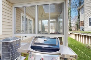 Property grounds - Inviting, dog-friendly townhouse with on-site pool, washer/dryer (Rehoboth Beach)