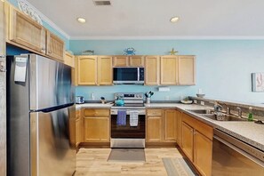 Fridge, microwave, oven, stovetop - Inviting, dog-friendly townhouse with on-site pool, washer/dryer (Rehoboth Beach)