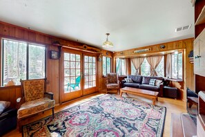 TV, fireplace, DVD player, books - Riverfront dog-friendly retreat with a rustic flair & wood stove, near skiing (Soda Springs)