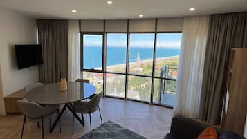 Departamento Deluxe | Área de sala de estar | Smart TV de 40 pulgadas con canales por cable