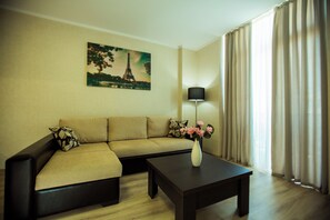 Premium-Apartment | Wohnbereich | 40-Zoll-Smart-TV mit Kabelempfang