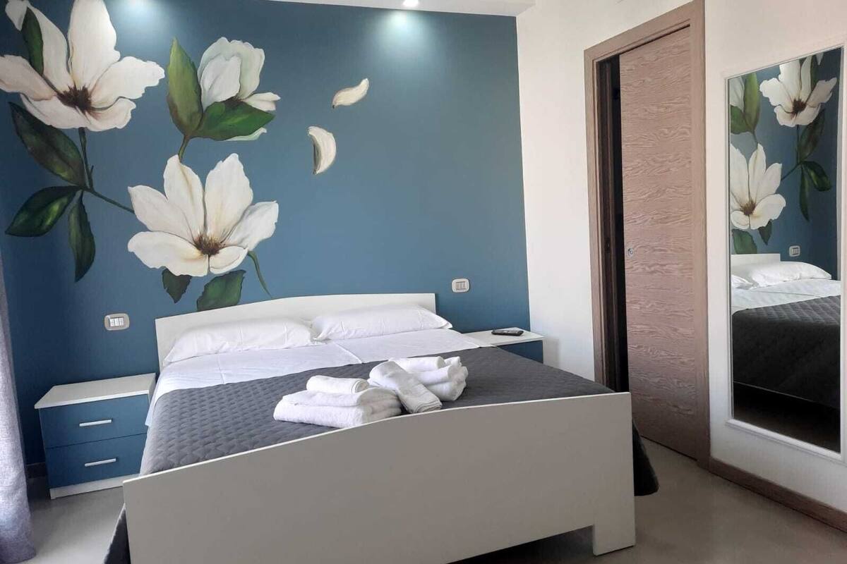 Eenvoudige kamer | 1 slaapkamer, bedden met traagschuimmatras, een minibar, een bureau