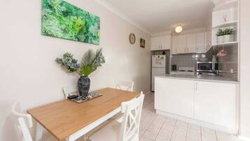 Basic Apartment, 1 Queen Bed | Private kitchen | Fridge, microwave, oven, stovetop