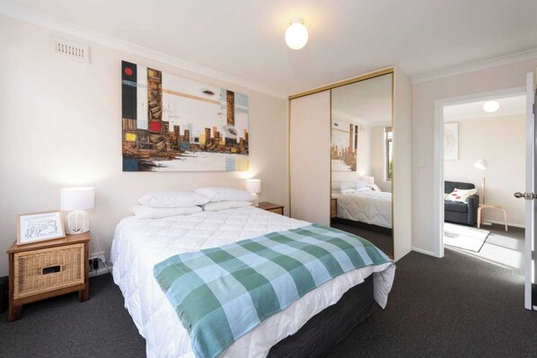 Apartamento básico, 1 cama Queen | 1 quarto, roupa de cama