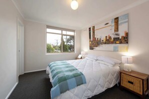 Basic Apartment, 1 Queen Bed - Bright & Comfortable 1BR Unit in Trendy Brunswick! (Brunswick)