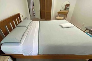 Basic House, 2 Queen Beds | 2 bedrooms, bed sheets