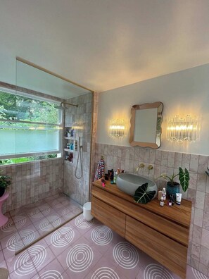 Basic Apartment, Multiple Beds | Bathroom