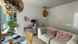 Living area - Luxury 2BD Flat W/private Garden - Kentish Town! (London)