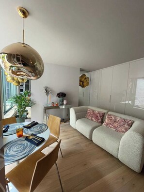 Basic-Apartment, Mehrere Betten | Wohnbereich | Fernseher