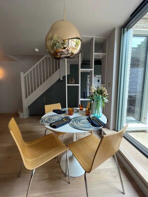 Basic Apartment, Multiple Beds | Dining