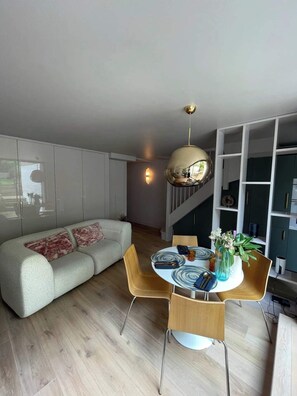 Basic Apartment, Multiple Beds | Dining