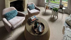 Living area - Luxury 2BD Flat W/private Garden - Kentish Town! (London)
