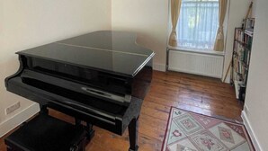 Unclassified image, 2 of 13, button - Charming & Spacious 3BD Victorian Home -stockwell! (London)