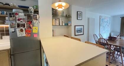 Chic 2BD Home w/ Private Garden - New Cross!