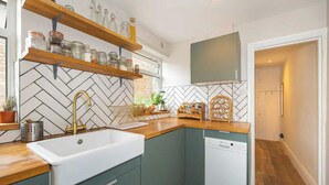 Unclassified image, 4 of 14, button - Stunning 1BD Flat Opposite the Park - Peckham Rye (London)